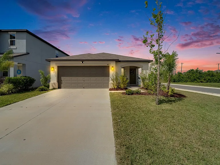 401 Royal Empress Dr — Photo 1