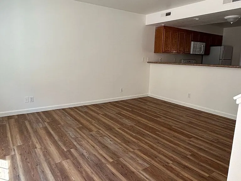 725 W 4th Ave — Photo 2