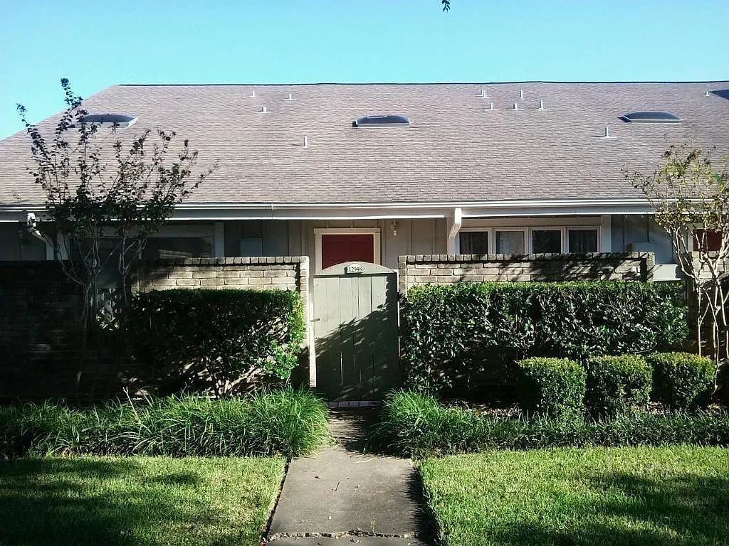 3 bed, 1.5 bath, 1299 sqft, $1,700 — Photo 2