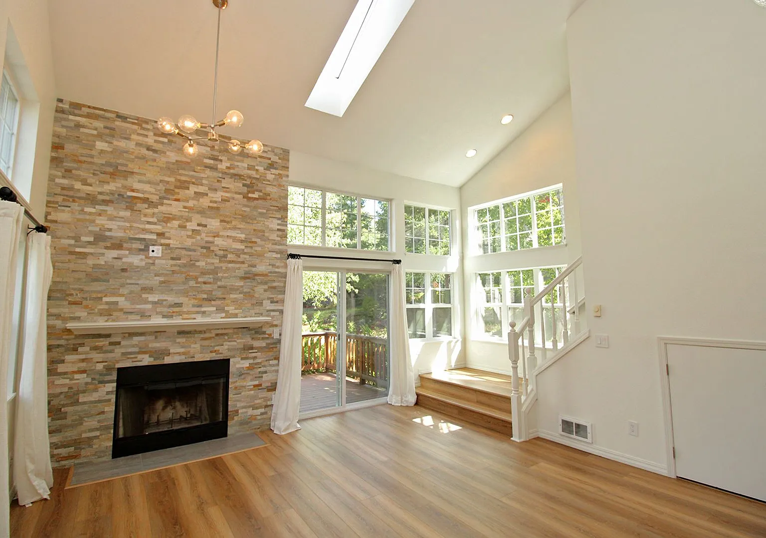 Contemporary 2 Bed/2 Bath NW Portland Heights Home — Photo 4