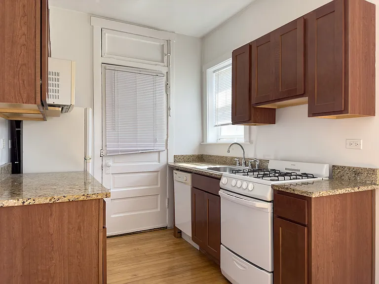 4402 N Rockwell St #4 — Photo 3