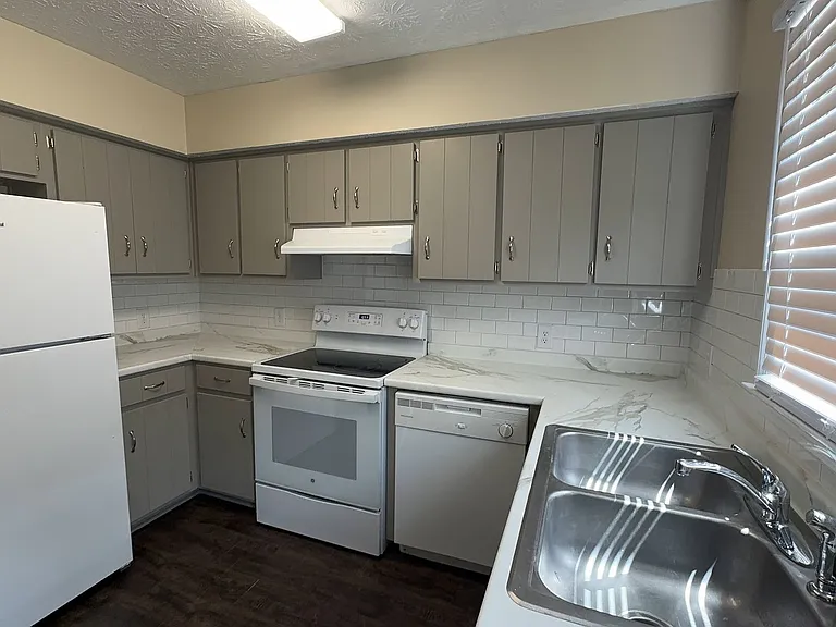 706 Avenue D — Photo 2