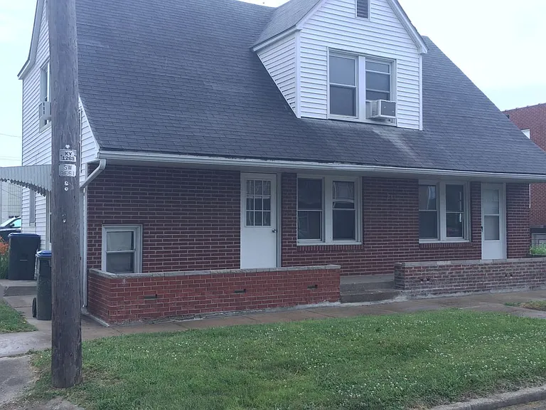 211 W Pierce St — Photo 1