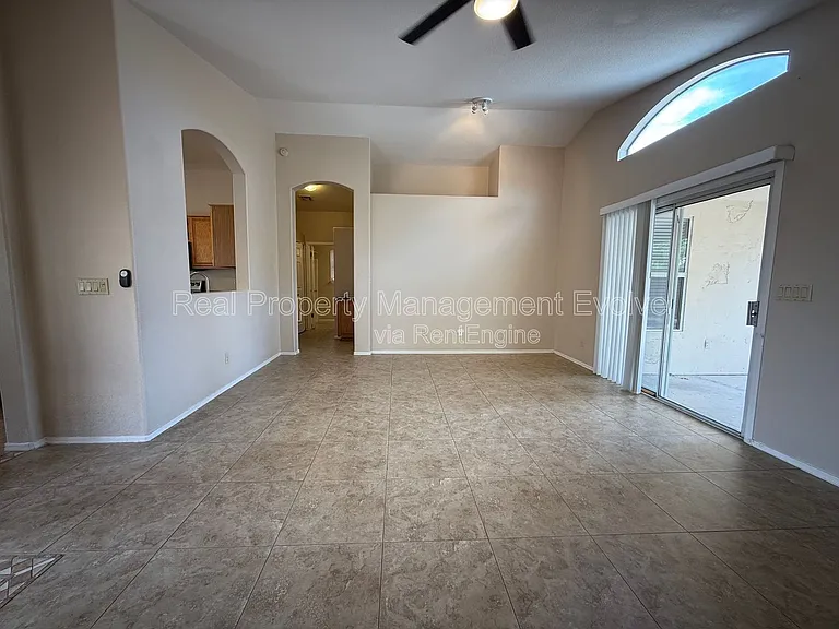 6814 W Louise Dr — Photo 4