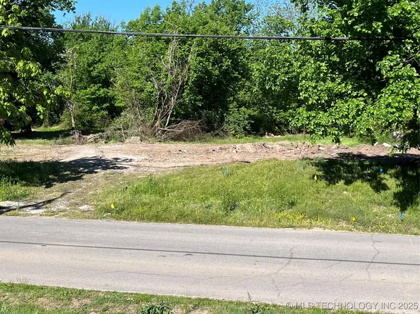 608 S Division St, Coweta, OK 74429