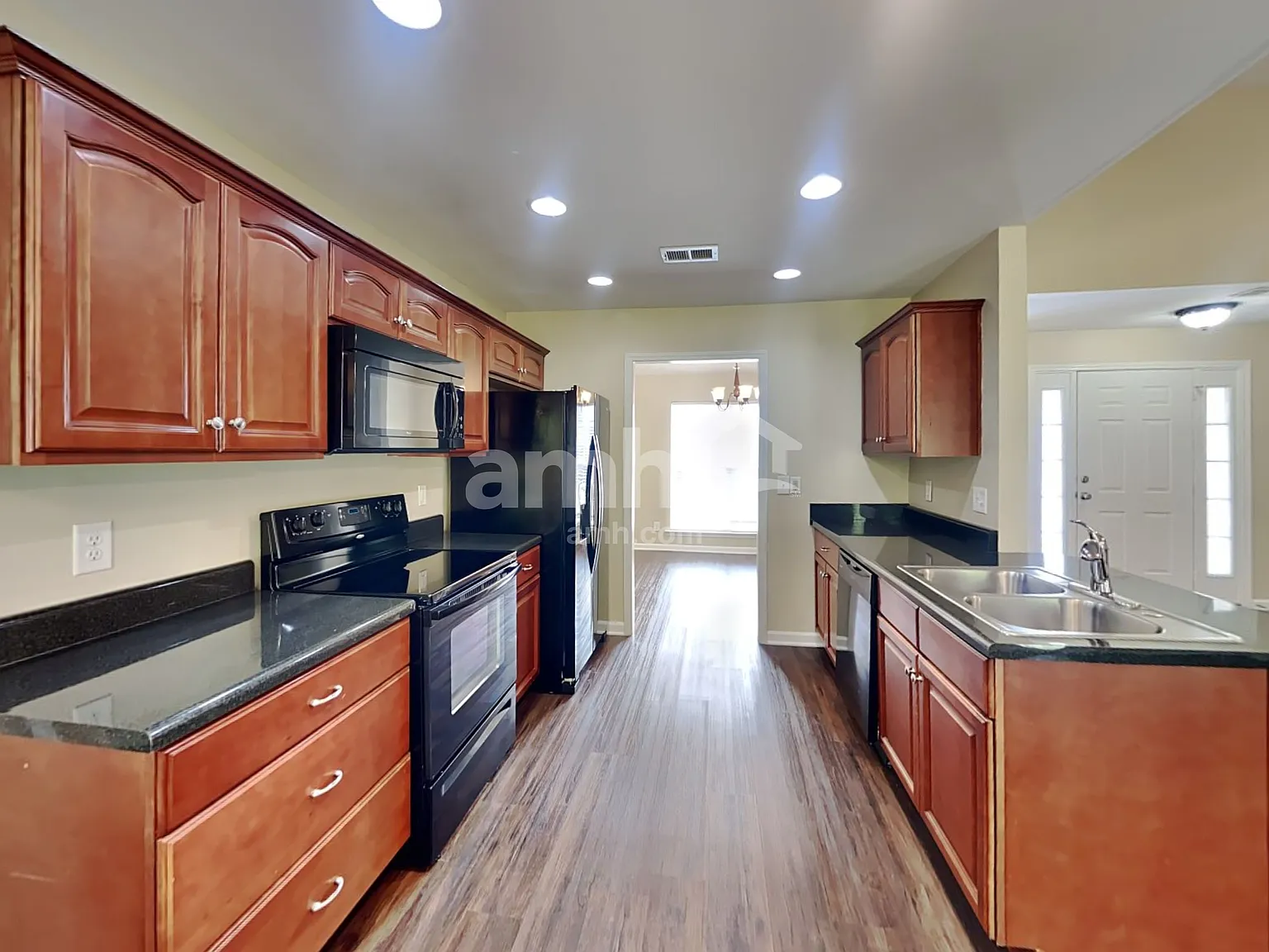 3 bed, 2.0 bath, 1991 sqft, $2,325 — Photo 3