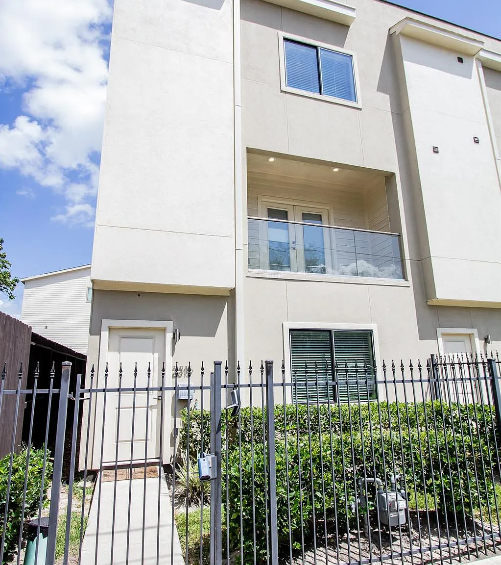 3 bed, 3.5 bath, 2108 sqft, $2,600 — Photo 2