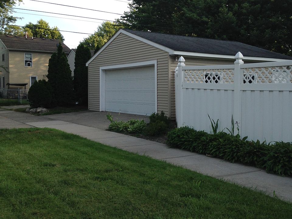 Side entry garage