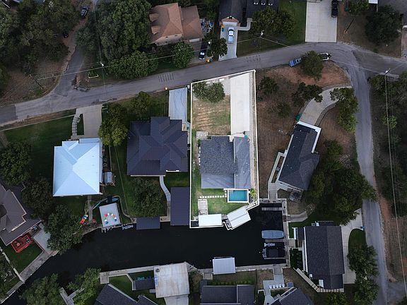 2nd image of 303 Robin Hood Lane