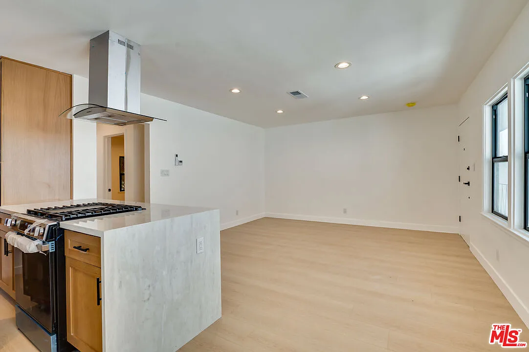 2 bed, 1.0 bath, 800 sqft, $3,700 — Photo 4