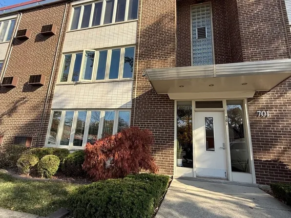 701 Busse Hwy APT 2C, Park Ridge, IL 60068