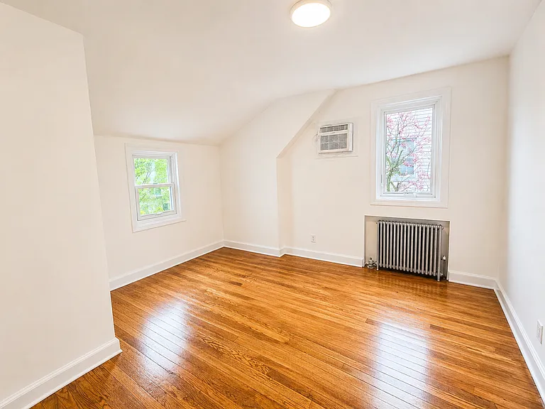 1106 Bromley Ave — Photo 9
