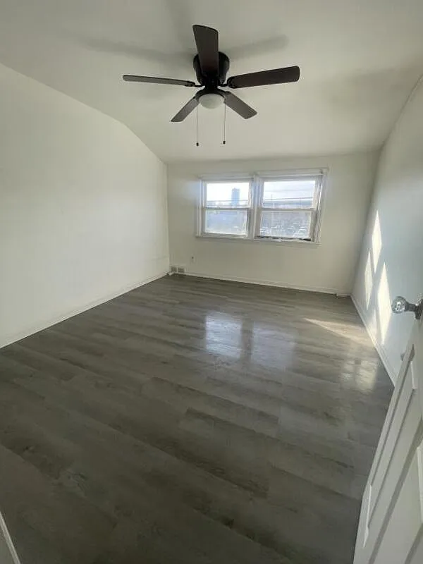 3 bed, 1.0 bath, 1168 sqft, $1,500 — Photo 2