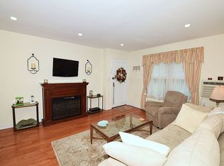 34 Terrace Cir APT 5C, Great Neck, NY 11021