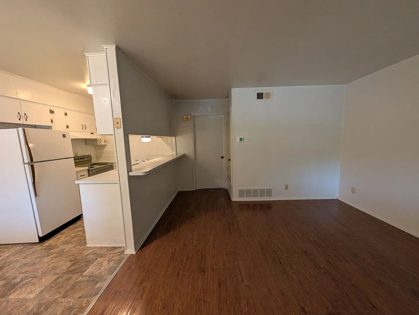 1/1 Triplex / Easy Access to I-35 / Fridge / No Carpet / CISD — Photo 1