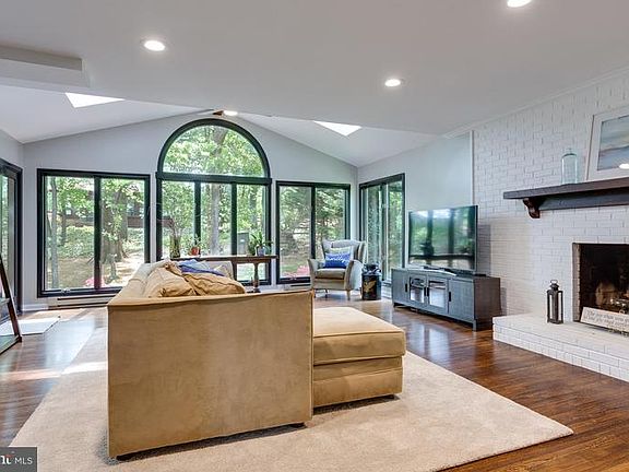 4th image of 8707 Chippendale Ct