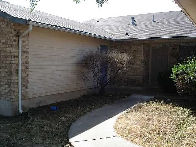 2 bed, 2320 sqft, $1,350 — Photo 1