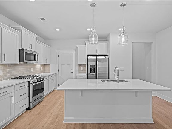 4th image of 405 Crestcreek Dr
