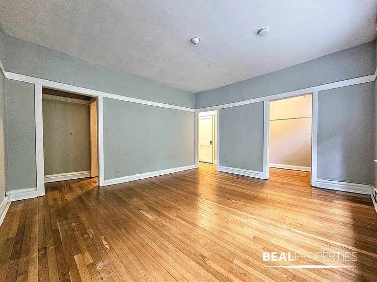 719-27 West Barry Avenue — Photo 11
