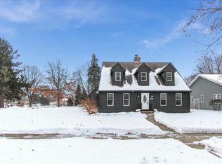 900 Glenmore Ln, Elgin, IL 60124