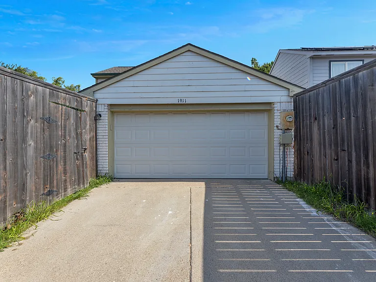 1911 Lavaca Ct — Photo 6