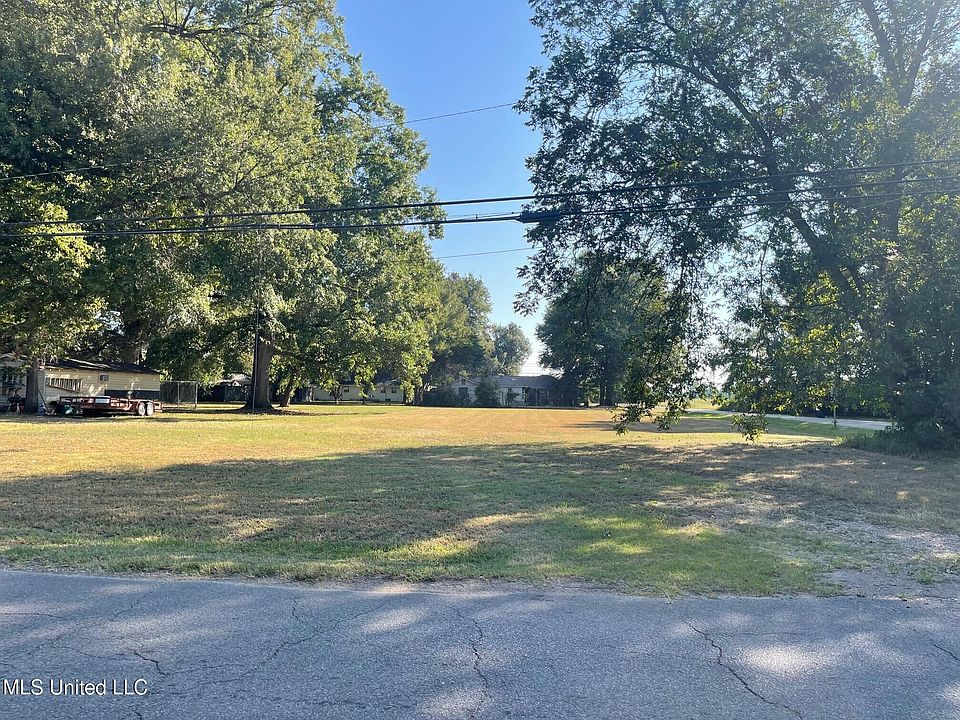 2nd image of 626 N Bayou Ave