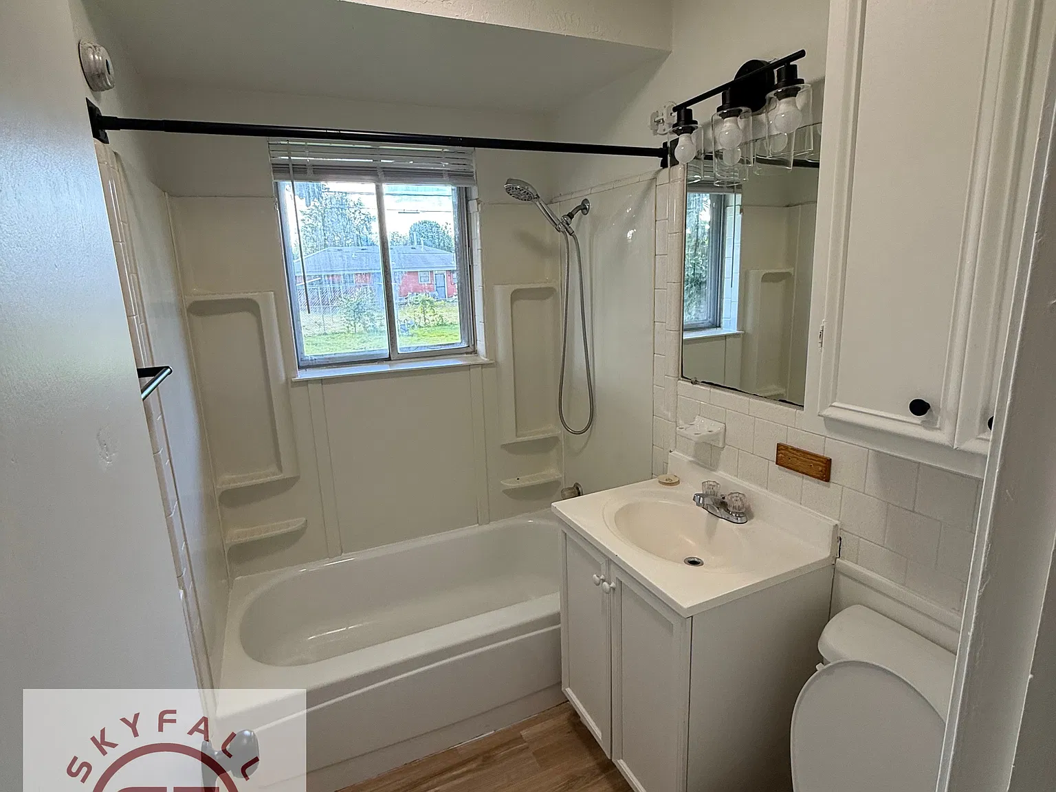 3 bed, 1.5 bath, 917 sqft, $1,300 — Photo 2