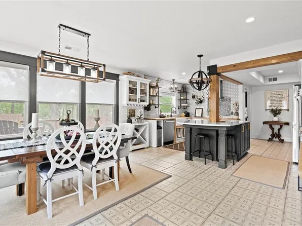 300 E 8th St, Tonganoxie, KS 66086