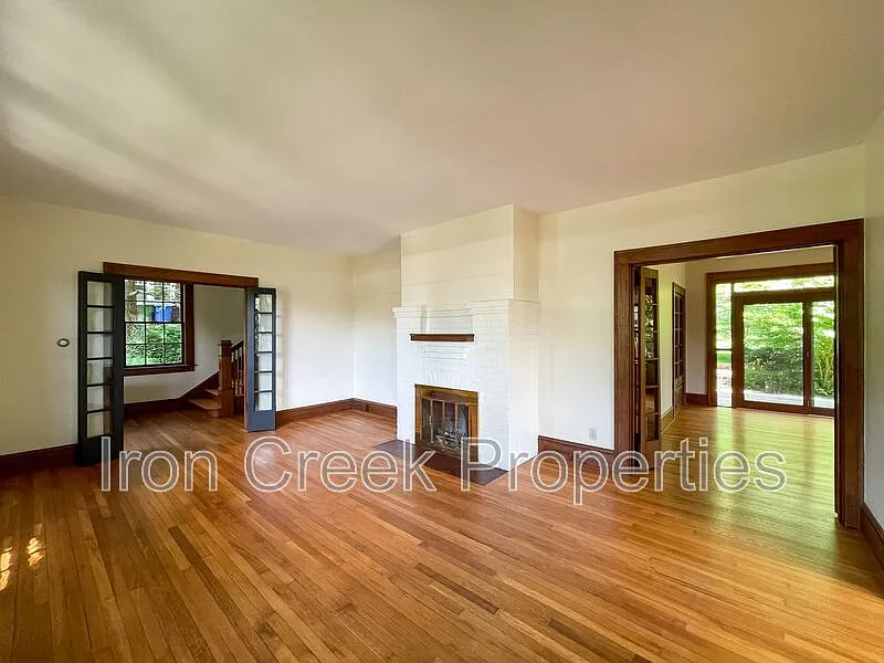 4 bed, 2.5 bath, 2400 sqft, $3,150 — Photo 2