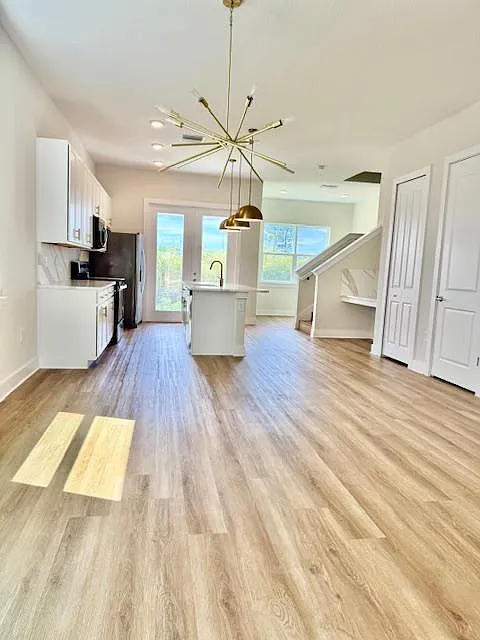 3 bed, 2.5 bath, 1964 sqft, $3,200 — Photo 2