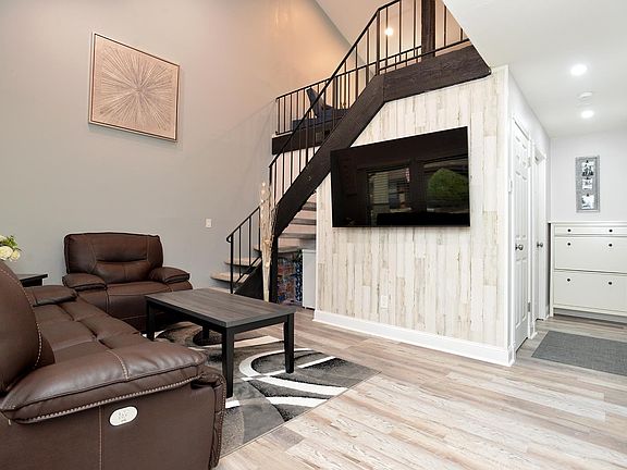 3rd image of 1094 Humber Cir