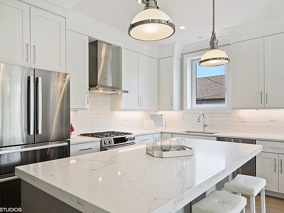 2nd image of 2046 W Foster Ave #3E