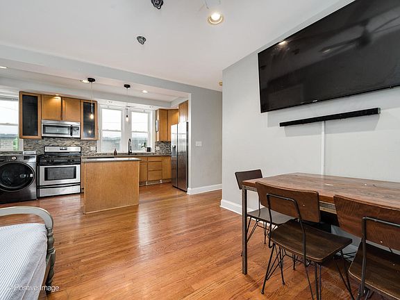 4th image of 2219 W Thome Ave APT 3A