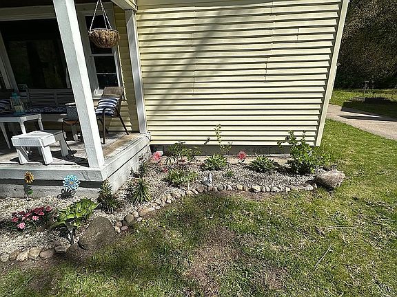 3rd image of 1140 W Giles Rd