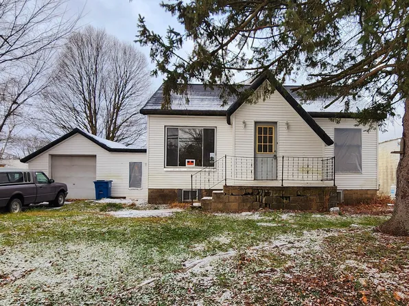 305 White St, Howard City, MI 49329