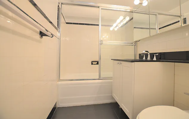 Rented by Manhattan Realty Group | media 10