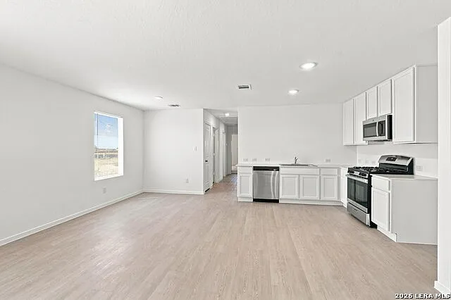 3 bed, 2.0 bath, 1049 sqft, $1,349 — Photo 4