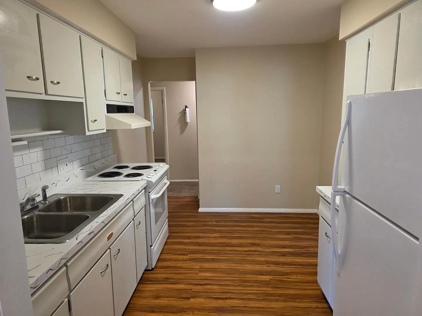 3 bed, 1.0 bath, 1027 sqft, $1,400 — Photo 3