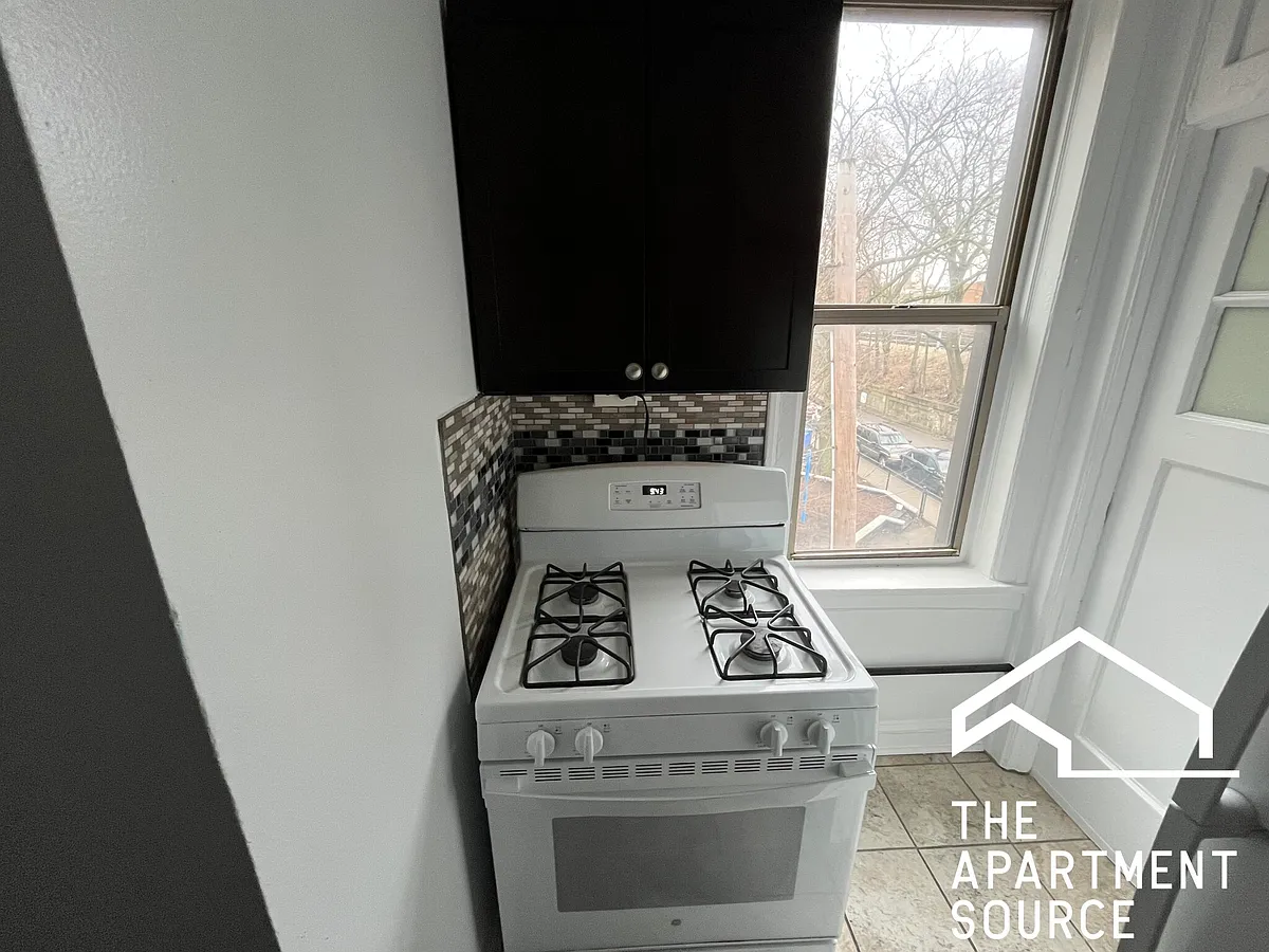 Building Photo - 1367 W Estes Ave #1M