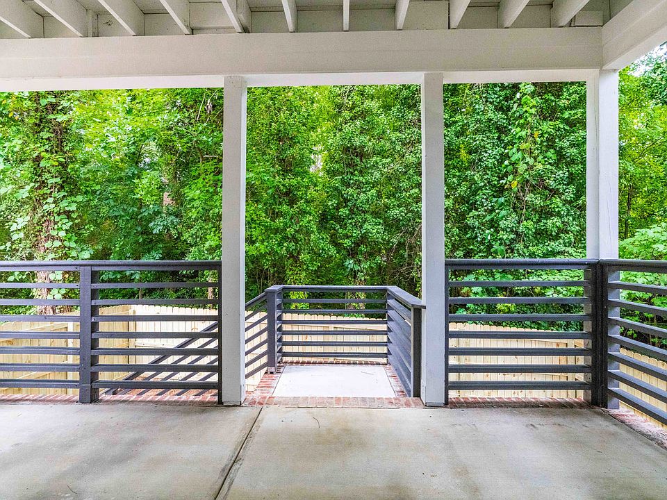 Large Front Porch Makes This Perfect For Relaxing After A Busy Day Of Classes