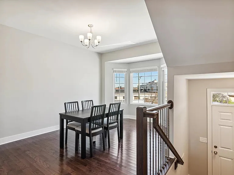 2535 W Towne St — Photo 2