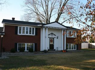 910 Sharondale Dr, Amherst, OH 44001