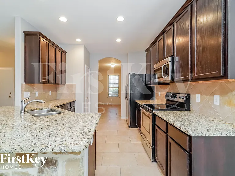 500 Stonebrook Dr — Photo 6