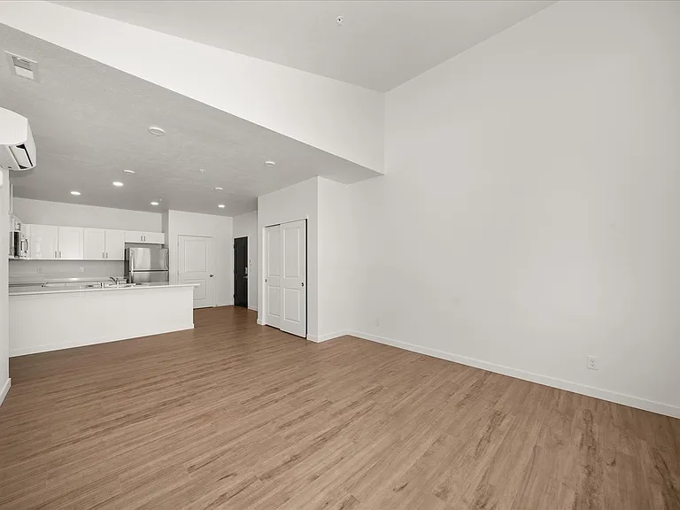505 E Hawthorne Rd #112 — Photo 9