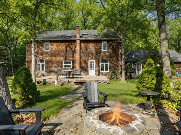 https://photos.zillowstatic.com/fp/55f551e483878159c0648de336bcbe42-p_e.webp