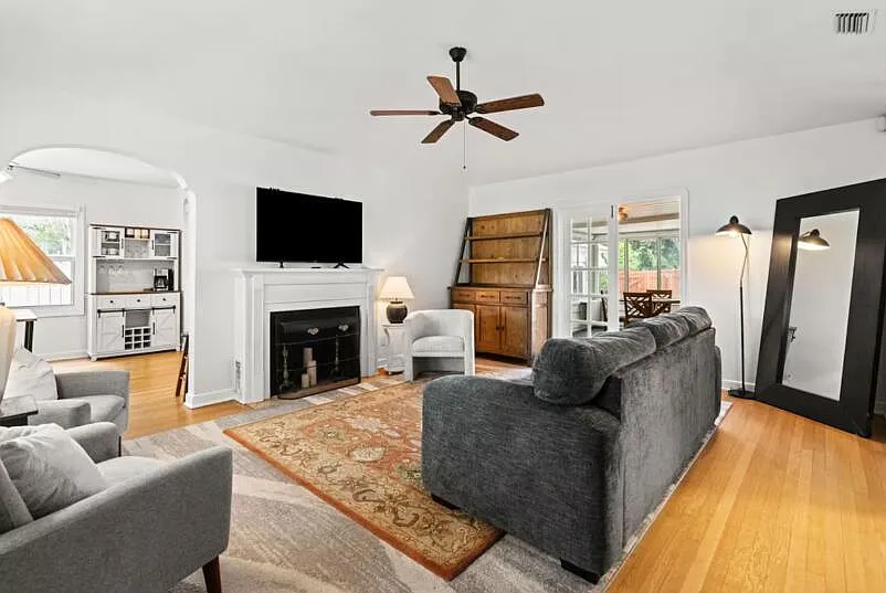 3 bed, 2.0 bath, 1130 sqft, $5,600 — Photo 2
