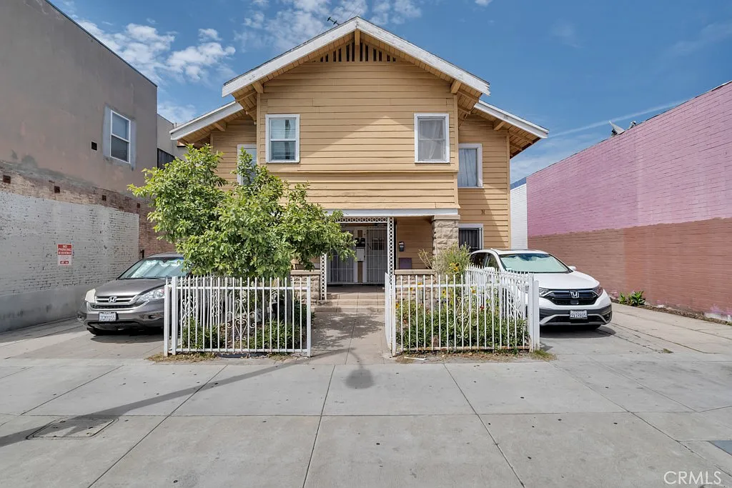 2 bed, 890 sqft, $2,100 — Photo 1
