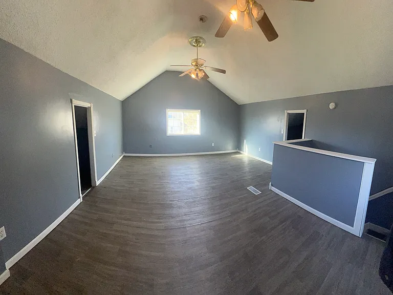 MASTER BEDROOM (UPSTAIRS)