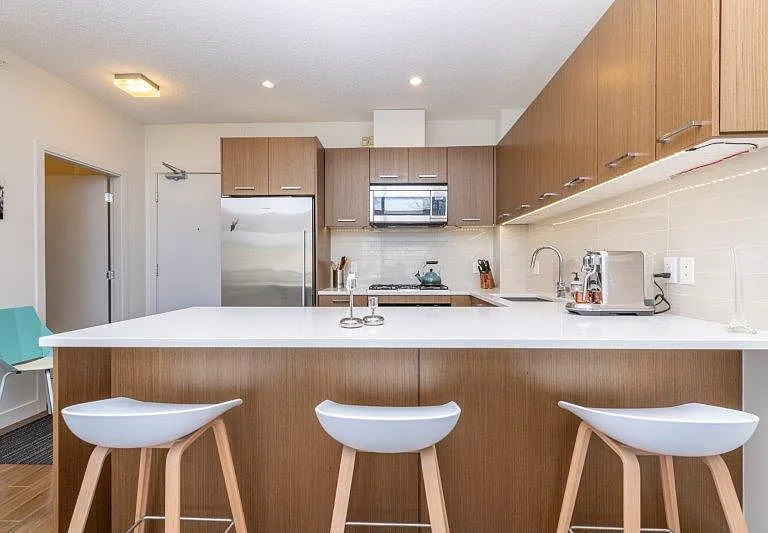 323 20th Ave SW #402 — Photo 8