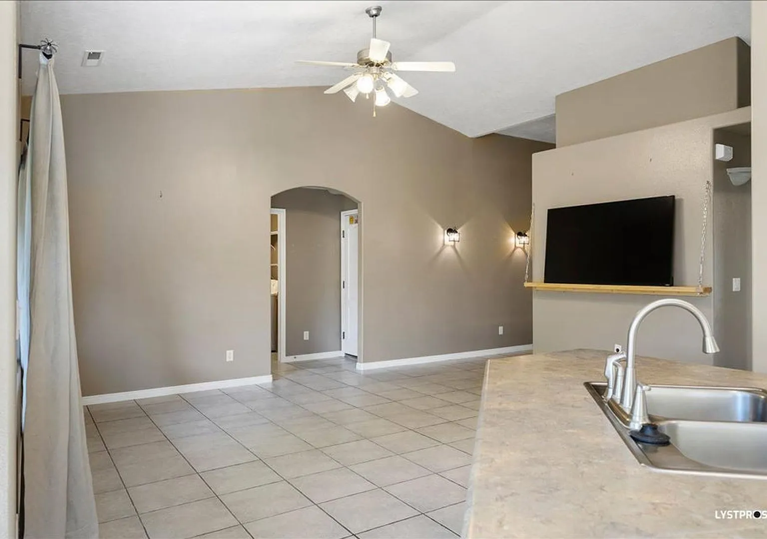 Painted Desert Beauty! Corner home! — Photo 3